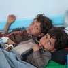 Crianças sendo tratadas para a cólera no Iêmen. Falta de água facilita o disseminar de doenças. 
