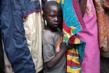 Un garçon attend avec d'autres réfugiés sud-soudanais d'être enregistré dans un centre de réception en Ouganda.
