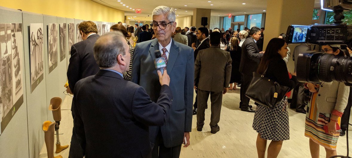 助残组织创始人梅赫塔在联合国纽约总部举行的“斋浦尔义肢之旅”展览上接受记者采访。
