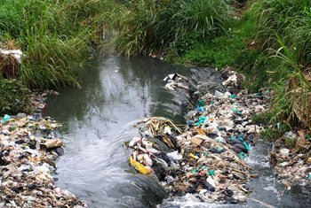 Kiwango kikubwa cha taka ikiwemo plastiki hutupwa katika mto Nairobi upitao kwenye mji mkuu wa Kenya, Nairobi