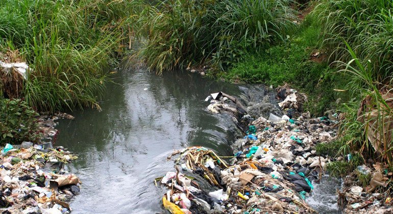 Kiwango kikubwa cha taka ikiwemo plastiki hutupwa katika mto Nairobi upitao kwenye mji mkuu wa Kenya, Nairobi