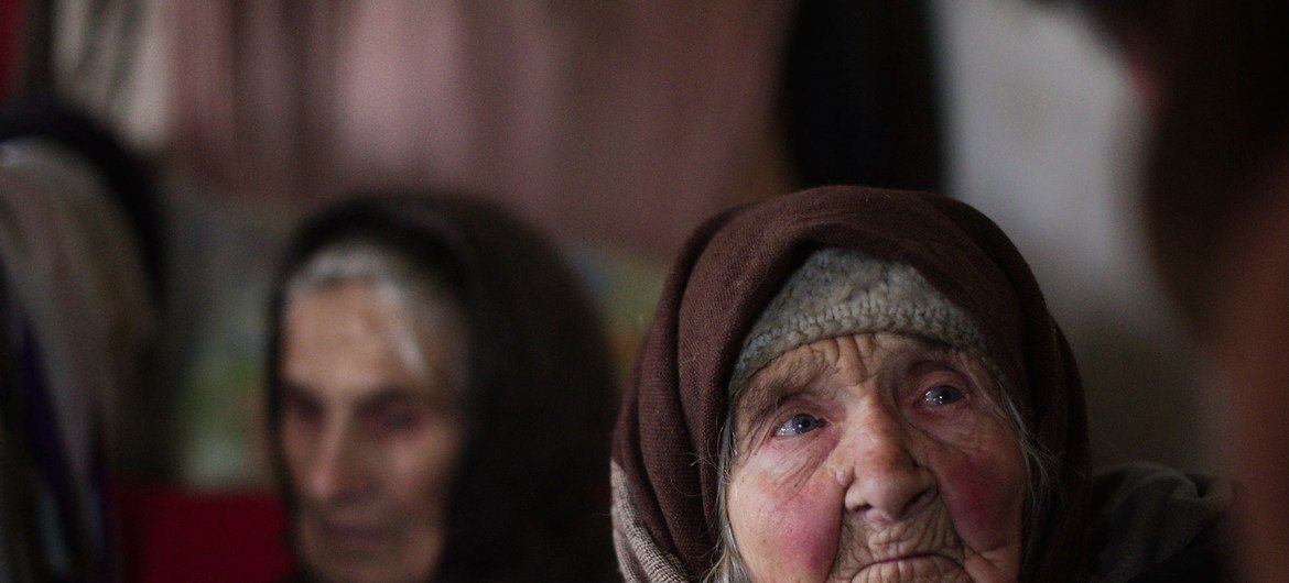 Abandonnés par leurs proches, Katia, 97 ans (à gauche) et Zoia (86 ans), vivent dans une vieille maison privée à Stanytsia Luhanska près de la ligne de contact, Le check point de cette localité est le seul point d'entrée de la province de Luhansk.