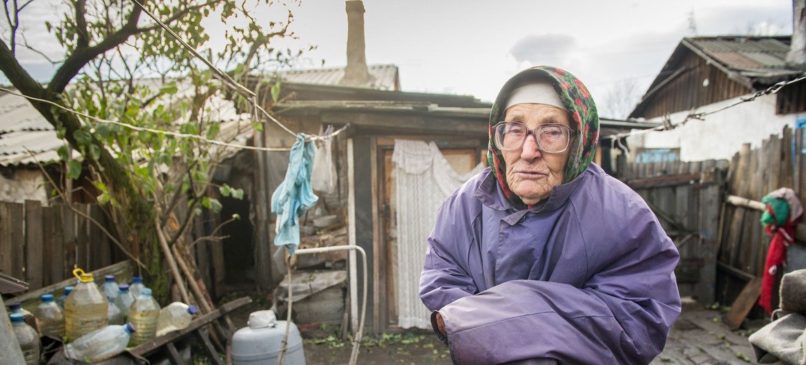 Nina Hryhorivna, mwenye umri wa miaka 90 anaepokea pesheni, anaishi pekee katika kijiji cha Pivdenne, Donetska oblast.