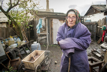 Nina Hryhorivna, mwenye umri wa miaka 90 anaepokea pesheni, anaishi pekee katika kijiji cha Pivdenne, Donetska oblast.