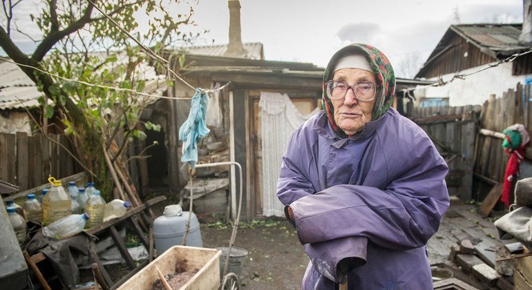 Нине Григорьевне 90 лет, она живет в маленькой деревушке в Донетской области без какой-либо помощи со стороны близких.