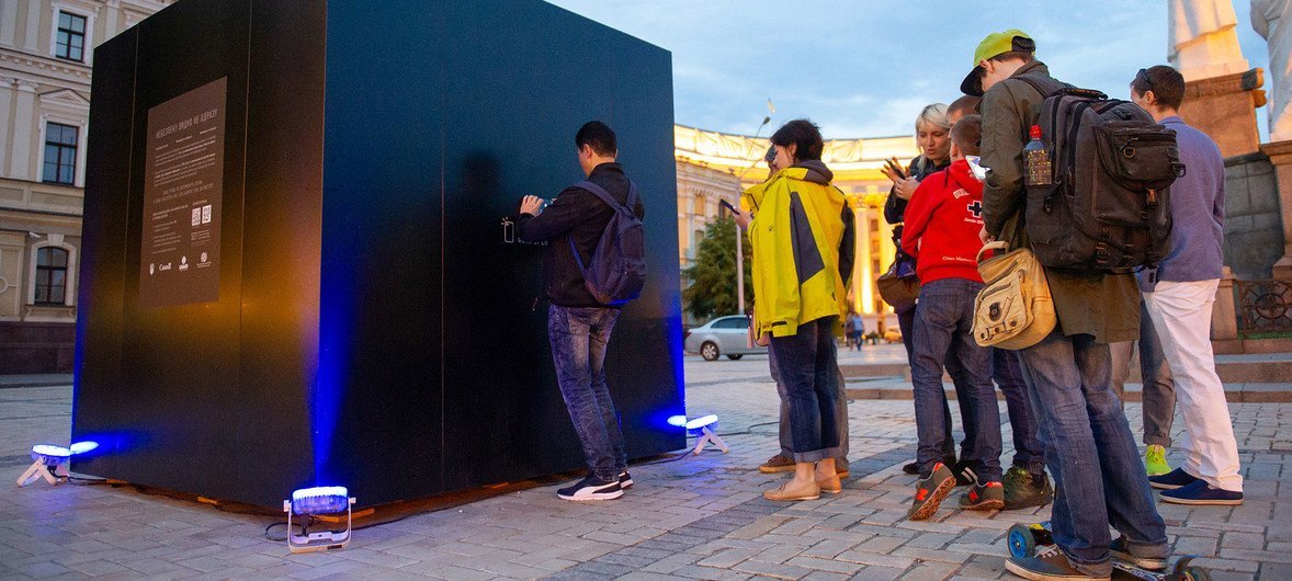 В центре Киева на Михайловской площади при поддержке МОМ была установлена тематическая арт-инсталляция, ставшая частью информационной кампании по противодействию торговле людьми. 