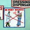 Un cartel en el hospital de la capital de Liberia, Monrovia, urge a los pacientes que no traten de sobornar a los médicos u otros miembros del personal por ningún servicio.