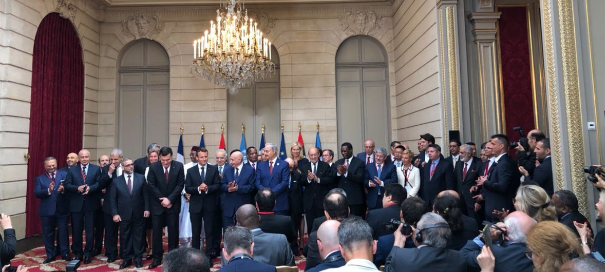Le Président français Emmanuel Macron (au milieu) entouré de dirigeants libyens lors de la conférence internationale sur la Libye fin mai 2018.