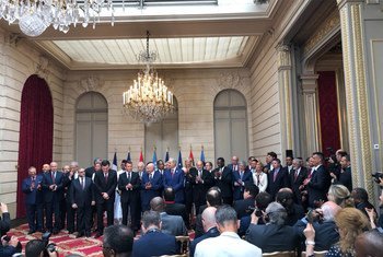 Le président français Emmanuel Macron (au milieu) entouré de dirigeants libyens lors de la Conférence internationale sur la Libye à Paris.