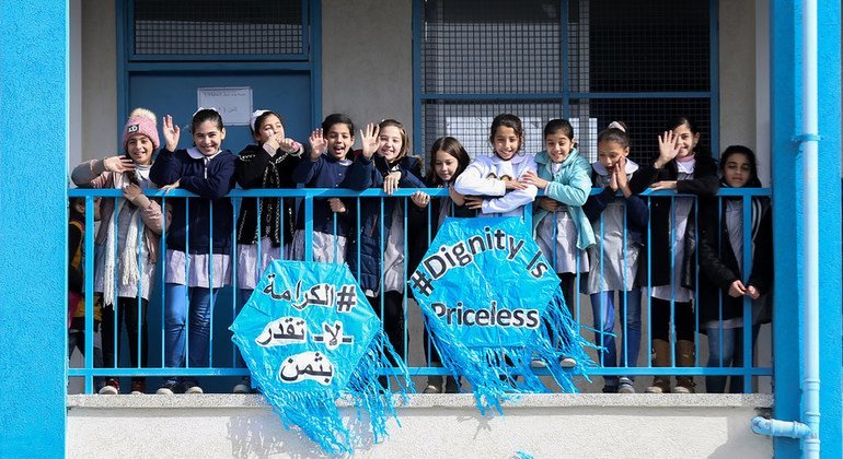 Niños palestinos celebran el lanzamiento de la campaña "La dignidad no tiene precio" de la UNRWA