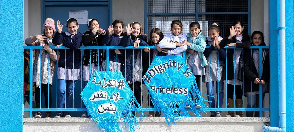 مجموعة من الطلبة الفلسطينيين يحتفلون بإطلاق الأنروا لحملة "الكرامة لا تقدر بثمن".