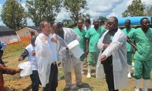 Funcionarios de la ONU y el Gobierno en una misión de evaluación durante un brote de ébola en 2014.