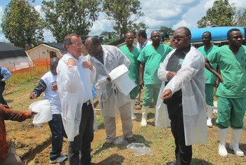 During a previous Ebola outbreak in the DRC in 2014, UN and senior government officials evaluate the response to the disease (file)