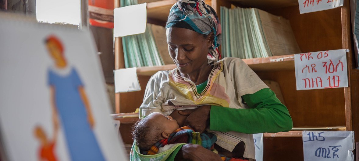 这位埃塞俄比亚的年轻母亲决心给孩子母乳喂养到6个月。 