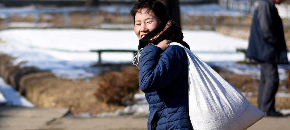 Ежемесячно ООН снабжает продуктовыми пайками примерно 650 тысяч женщин и детей в Северной Корее.