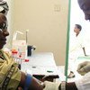 Une personne fait un test du VIH à Mukono, en Ouganda.