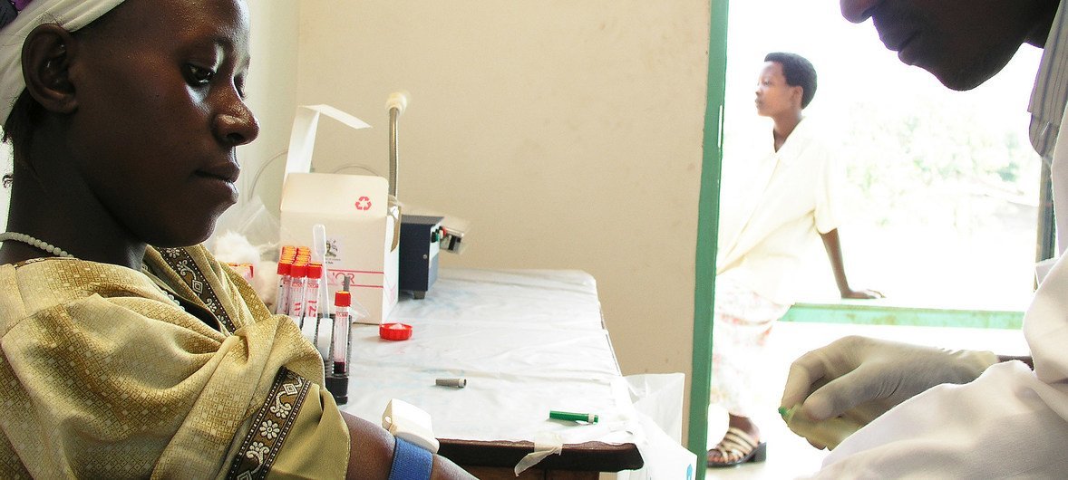 Una mujer se somete a un test de VIH en Mukono, Uganda.