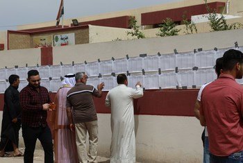 Les électeurs au bureau de vote à Falloujah, en Iraq, lors des élections législatives de samedi,  le premier scrutin depuis la victoire du pays sur l'EIIL.