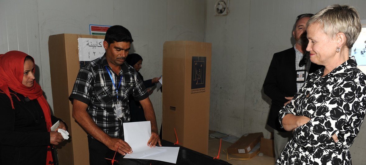 Заместитель главы Миссии ООН в Ираке Элис Уолпол посещает избирательный участок в Киркуке