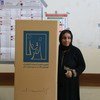 ناخبة في مركز اقتراع في أربيل، إقليم كردستان، العراق، في يوم الانتخابات، في 12 مايو 2018.
