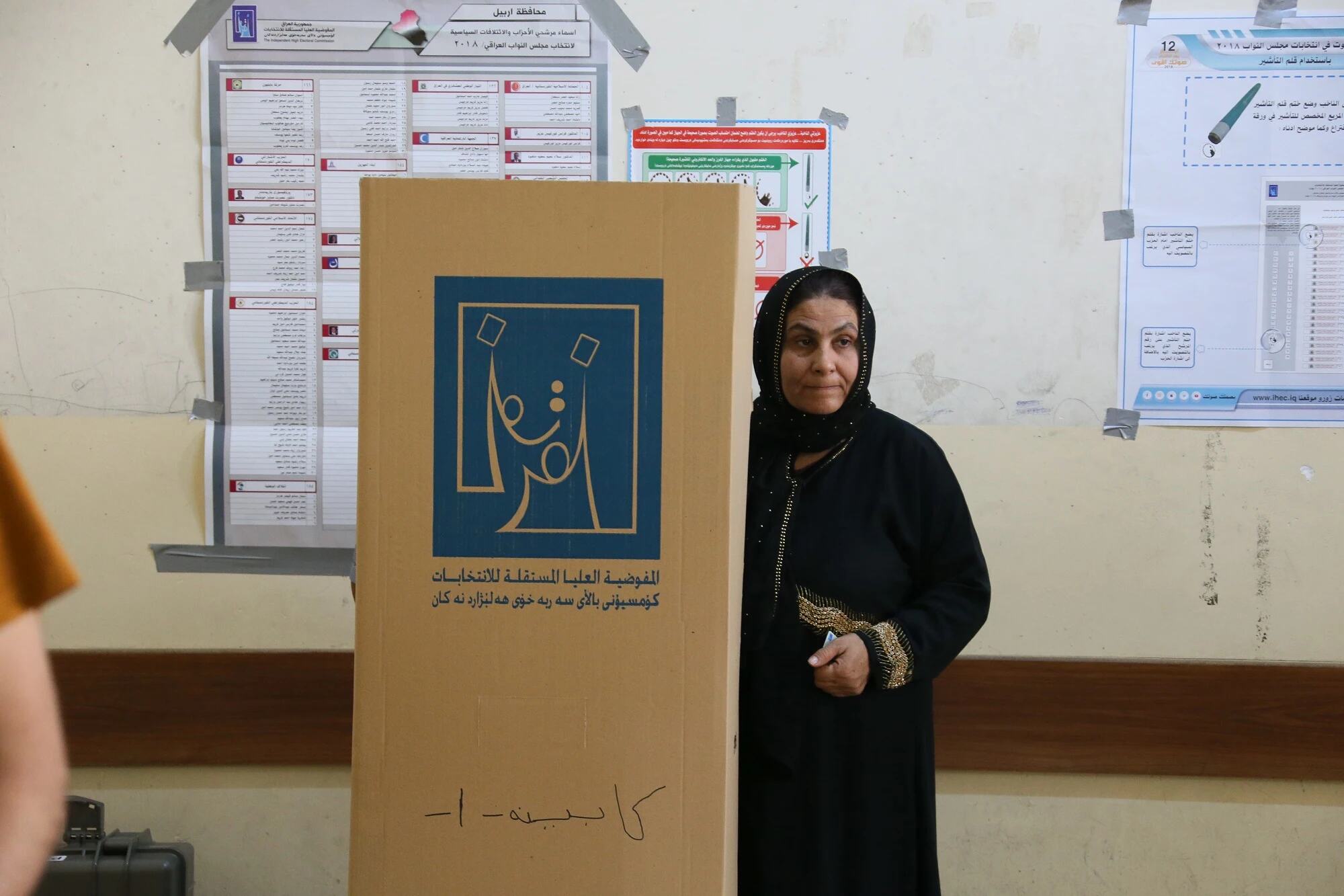  Une électrice dans un bureau de vote à Erbil, dans la région du Kurdistan, en Iraq, le jour du scrutin pour les élections parlementaires, le 12 mai 2018.