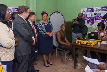在联合国开发计划署署长施泰纳（左二）与联合国驻津巴布韦协调员帕拉朱利（左三）的注视下，一名19岁的津巴布韦青年在首都哈拉雷的一个选民登记站，首次通过全新的生物特征识别系统技术登记成为选民。