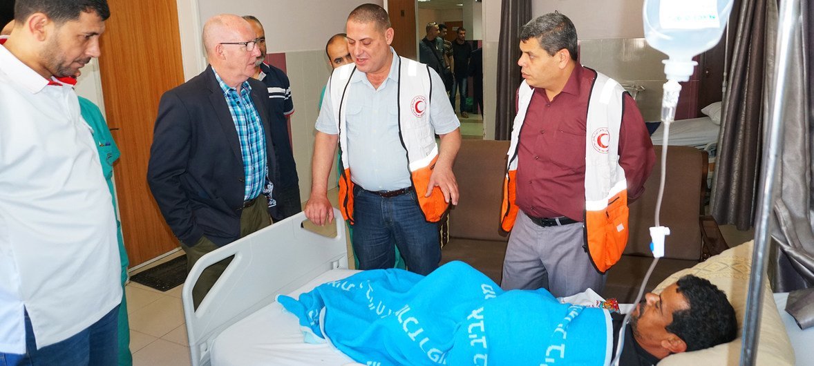  منسق الشؤون الإنسانية في الأرض الفلسطينية المحتلة جيمي ماكغولدريك يزور مريضا في مستشفى القدس في غزة.