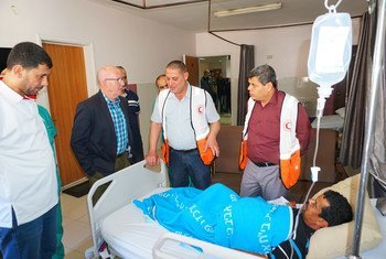 Jamie McGoldrick, deuxième à partir de la gauche, le Coordonnateur spécial adjoint des Nations Unies pour le processus de paix au Moyen-Orient et le Coordonnateur humanitaire pour le territoire palestinien occupé, rend visite à un patient à l'hôpital Al Q