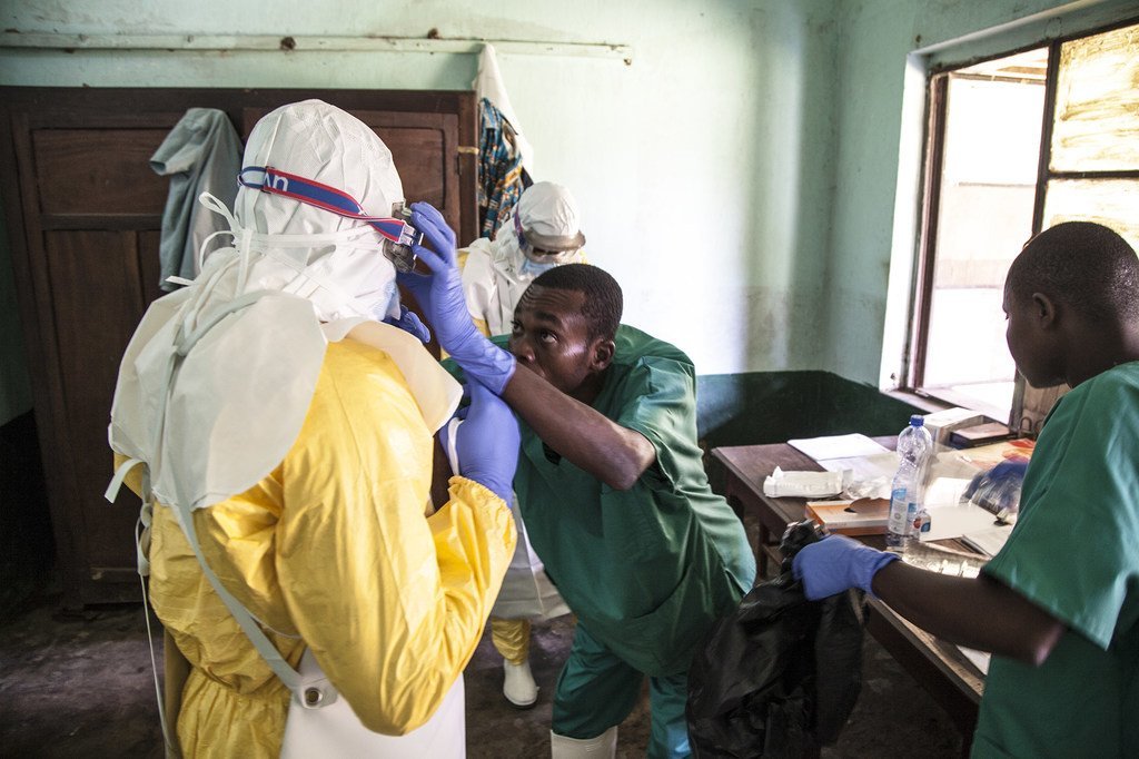 Le personnel de santé se prépare à prendre en charge des patients suspectés d'être atteints d'Ebola à l'hôpital de Bikoro, en République démocratique du Congo (Archives)