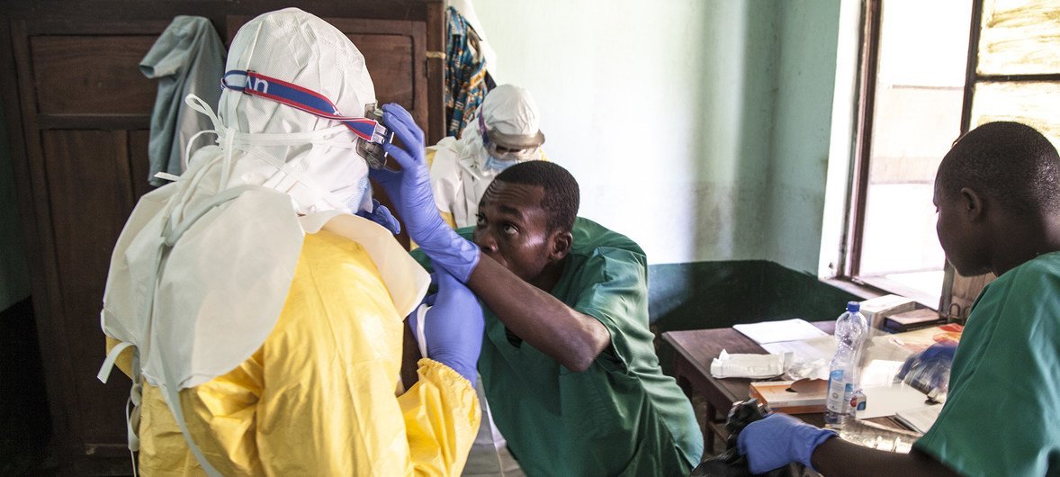 Trabajadores de la salud se preparan para tratar a pacientes de ebola en el hospital de Bikoro en la República Democrática del Congo