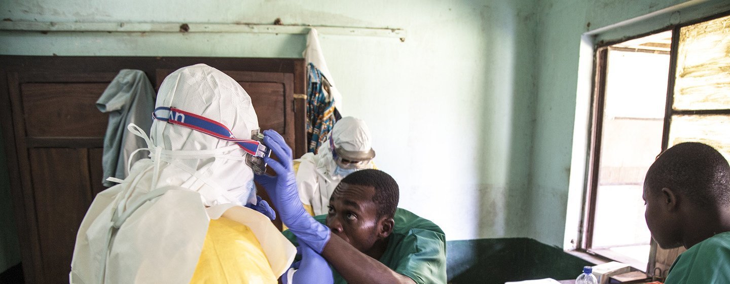 Des agents de santé en tenue de protection s'occupent d'un patient à l'hôpital de Bikoro en RDC lors d'une épidémie d'Ebola.