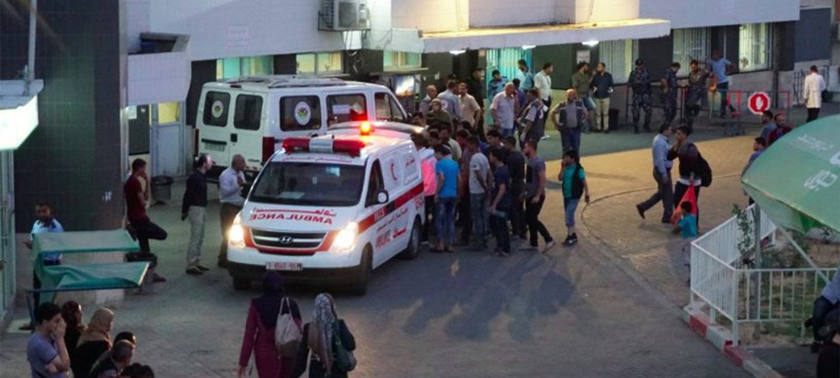 أرشيف: سيارات إسعاف أمام مستشفى الشفاء، أكبر مستشفيات قطاع غزة.