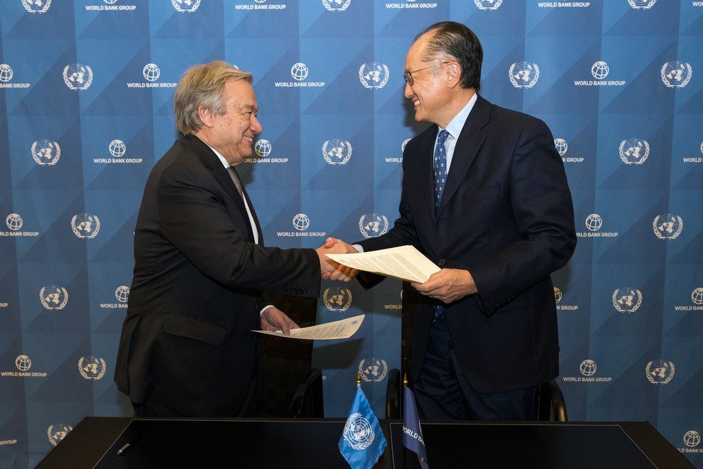 رئيس مجموعة البنك الدولي جيم يونغ كيم (يمين) والأمين العام للأمم المتحدة أنطونيو غوتيريش، أثناء التوقيع على إطار الشراكة الاستراتيجية، في واشنطن العاصمة، لمساعدة البلدان على تنفيذ خطة التنمية المستدامة لعام 2030. 