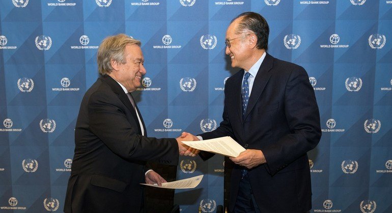 El Secretario General de la ONU, António Guterres, a la izquierda, y el presidente del Banco Mundial, Jim Yong Kim, firman en Washington un pacto para el trabajo conjunto entre las instituciones que ambos dirigen.