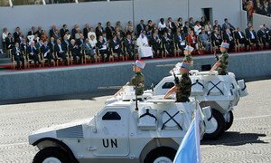El ex Secretario General de la ONU, Ban Ki-moon, y otros dignatarios participan en el desfile del 14 de julio, fiesta nacional de Francia, de 2008, cuando se conmemoró el 60 aniversario de la participación de este país en las operaciones mantenimiento de la paz de la ONU en París el 14 de julio de 2008.