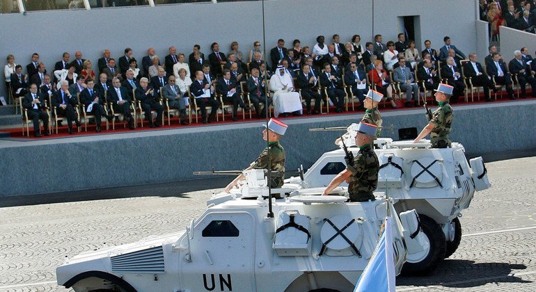 El ex Secretario General de la ONU, Ban Ki-moon, y otros dignatarios participan en el desfile del 14 de julio, fiesta nacional de Francia, de 2008, cuando se conmemoró el 60 aniversario de la participación de este país en las operaciones mantenimiento de 