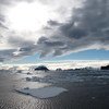 南极洲古斯塔夫王子海峡。2015年，世界气象组织表示，在南极洲上空发现面积达2820平方公里的臭氧层空洞，是美国航空航天局有记录以来的最高值。