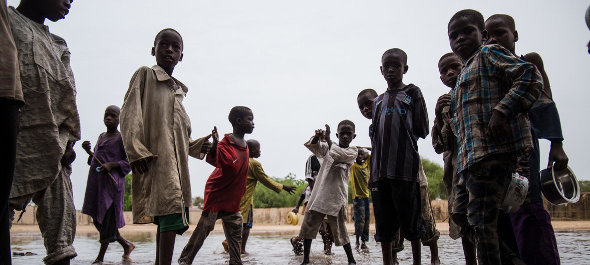 Эти дети в Нигерии, пережившие наводнение, могу заразиться болезнями грязной воды6 холерой, диареей и малярией