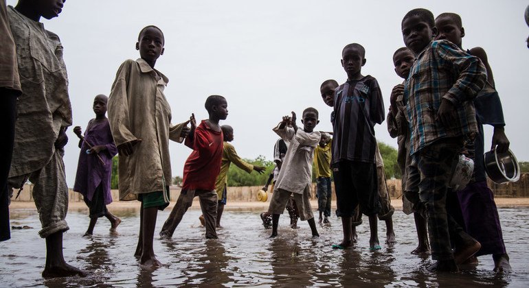 Niños jugando en las calles inundadas de la localidad de Maiduguri, Nigeria.