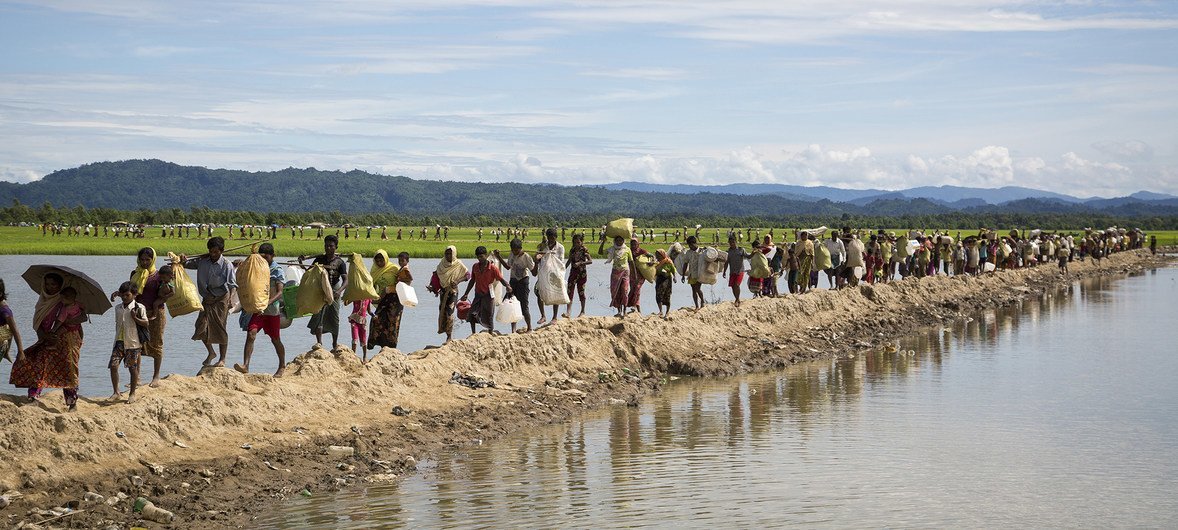Famílias Rohingya chegam a um centro de transição do Ucnur. 