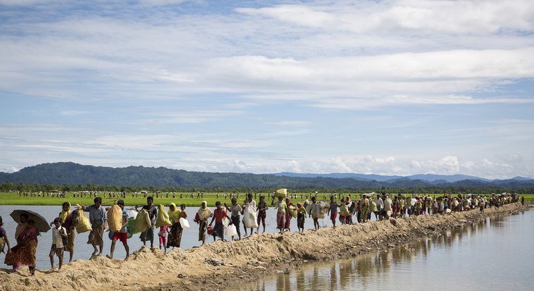 Famílias Rohingya chegam a um centro de acolhida do Acnur, na fronteira ao sudeste de Bangladesh