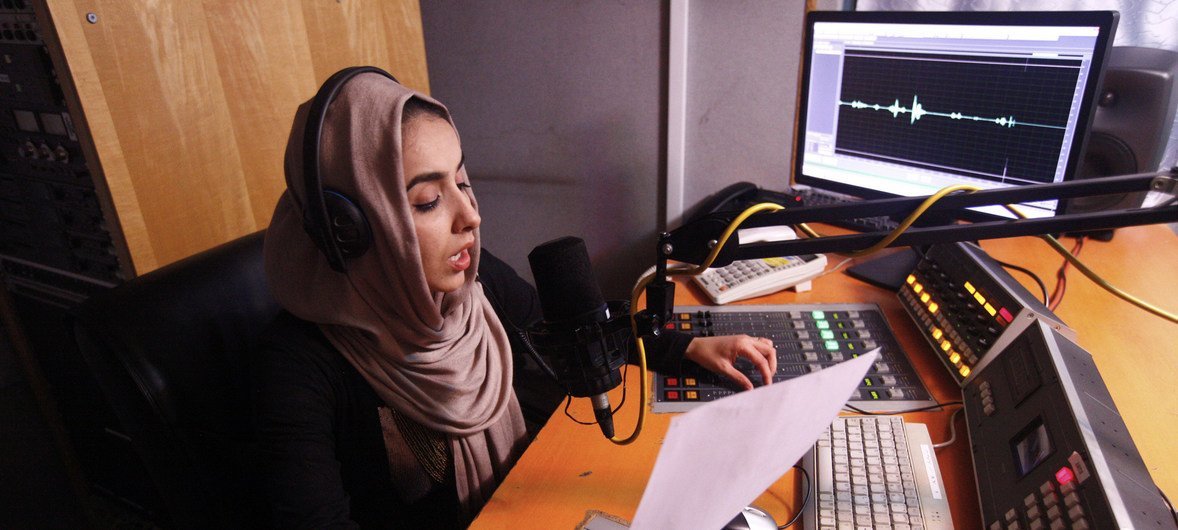  Di dalam studio radio Afghanistan, di mana suara perempuan menyerukan demokrasi dan hak asasi manusia.