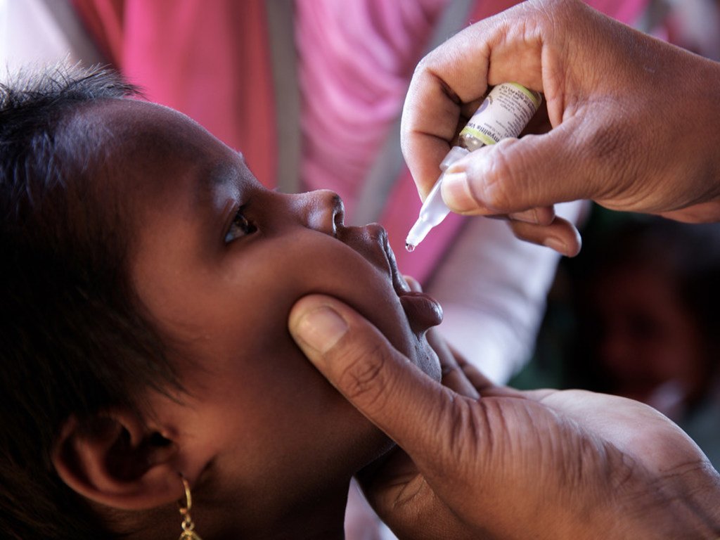在考克斯巴扎地区的一家临时免疫中心，一名罗兴亚难民儿童正在接受口服脊髓灰质炎疫苗接种。