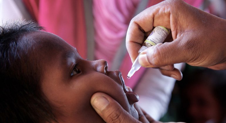 Un niño rohinyá recibe una dosis de la vacuna de la polio en un centro de vacunación de Cox's Bazar en Bangladesh. 