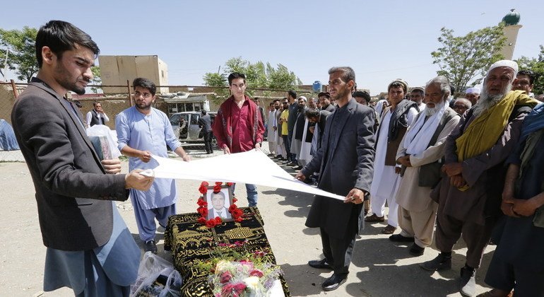 El periodista afgano, Sabawoon Kakar, es depositado en su tumba tras ser asesinado en el ataque de Kabul el 30 de abril de 2018, que costó la vida a ocho reporteros.