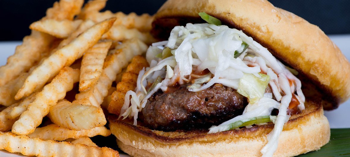 La OMS busca eliminar las grasas trans de producción industrial presentes en muchos alimentos fritos.