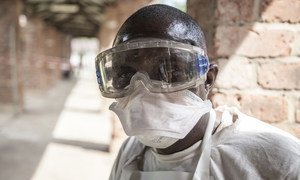 Un agent de santé à l'hôpital de Bikoro, épicentre de la plus récente épidémie d'Ebola en République démocratique du Congo (RDC).
