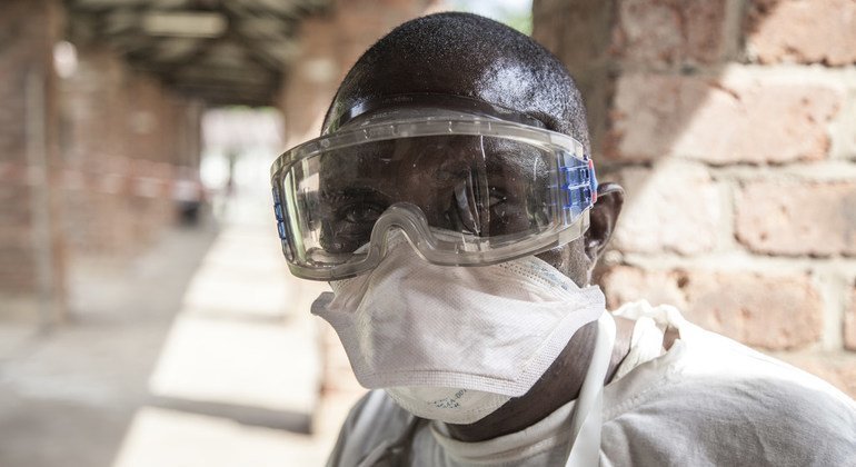 Personal sanitario en el Hospital Bikoro, el epicentro del último brote de Ébola en la República Democrática del Congo. El Hospital ha sellado una sala para diagnosticar a los presuntos pacientes de ébola y darles tratamiento.