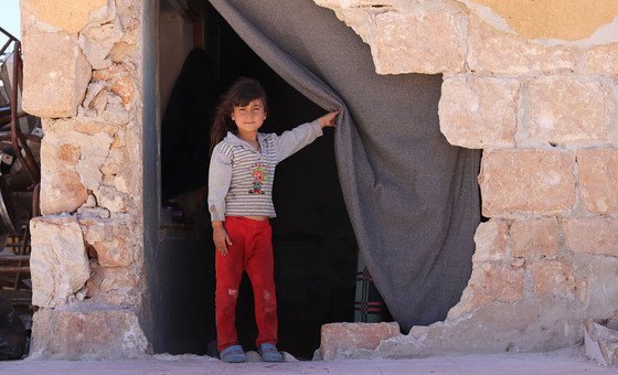 Criança numa escola que virou abrigo na Síria 
