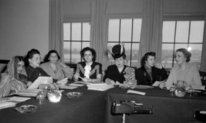 न्यूयॉर्क के हण्टर कॉलेज में महिलाओं के दर्जे पर उप-आयोग की एक बैठक. 8 मई, 1946.